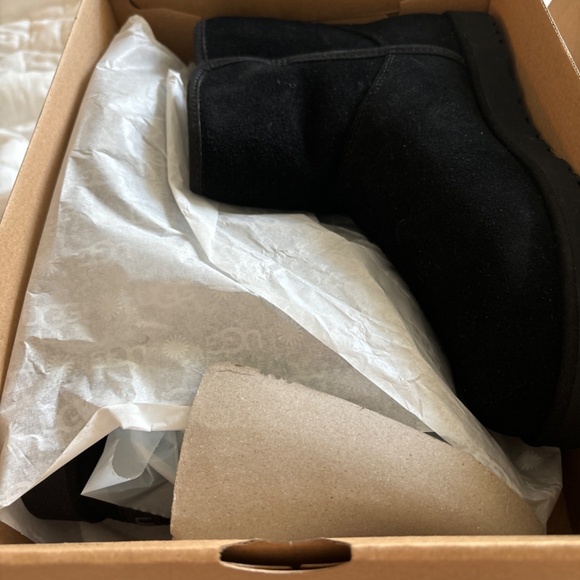 Ugg - Picture 3 of 3